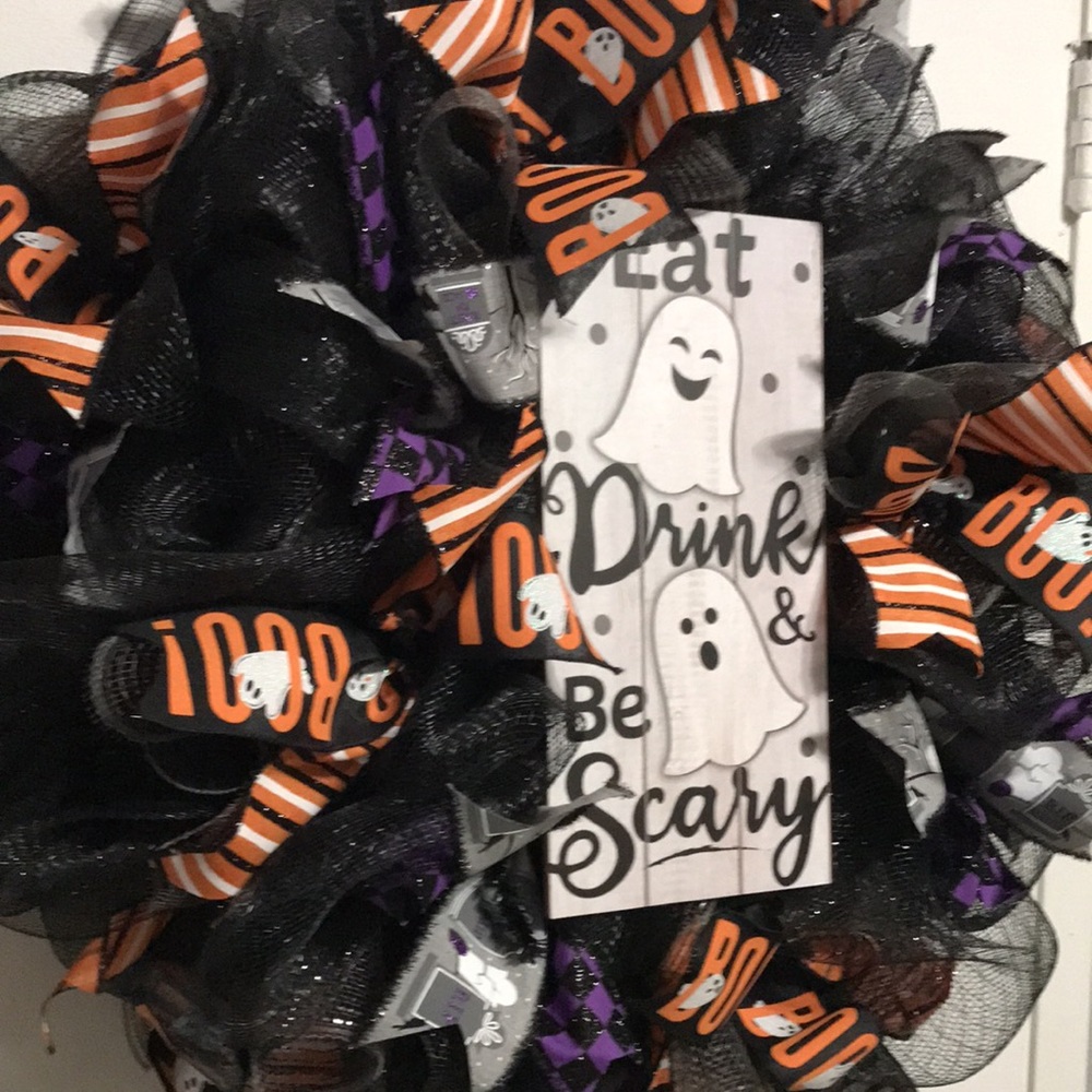 “Eat, Drink & be Scary" Halloween Wreath - Picture 4 of 6